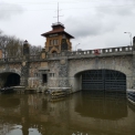 Unikátní kamenný most přes plavební komoru v Hoříně se poprvé oficiálně zdvihl - spuštěno