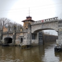 Unikátní kamenný most přes plavební komoru v Hoříně se poprvé oficiálně zdvihl - zdviženo